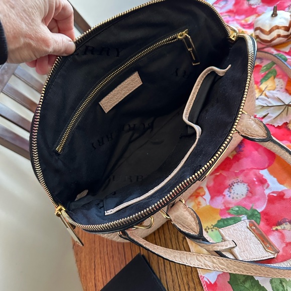 Burberry Orchard Cream Heritage Grain Leather bonus Burberry GWP Passport Holder - Picture 8 of 15